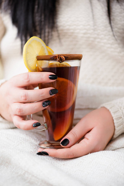 Delicious mulled wine with orange and cinnamon - Foto, Imagen