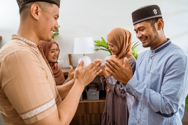 rodinná návštěva v domě na oslavě Eid Mubarak - Fotografie, Obrázek