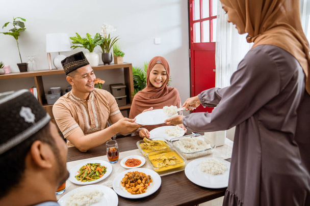 asian muslim friend and family break fasting together - Zdjęcie, obraz