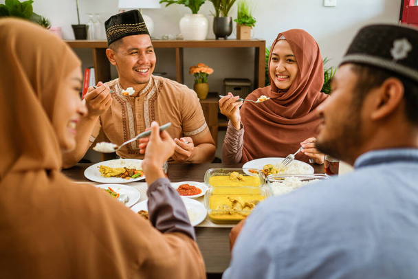 asian muslim young people having iftar dinner together - Fotoğraf, Görsel
