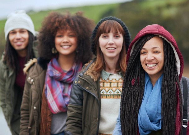 Amo a tu tribu. Retrato de un grupo de amigos felices posando juntos afuera. - Foto, Imagen
