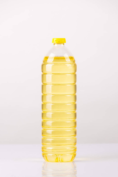sárga mustáros palack fehér háttér - Fotó, kép