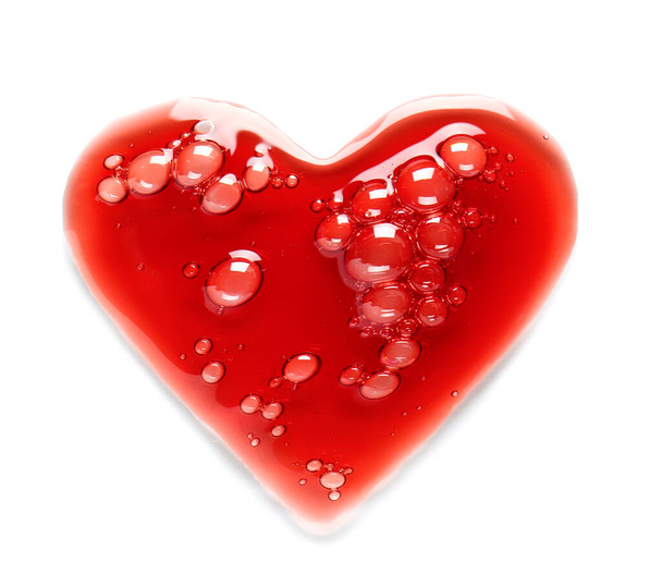 Серцеподібна крапля косметичної сироватки ізольована на білому
  - Фото, зображення