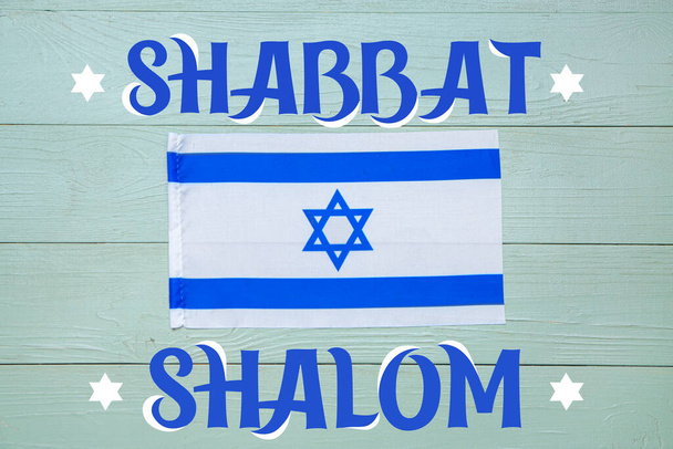 Zászló Izrael és a szöveg SHABBAT SHALOM színes fa háttér - Fotó, kép