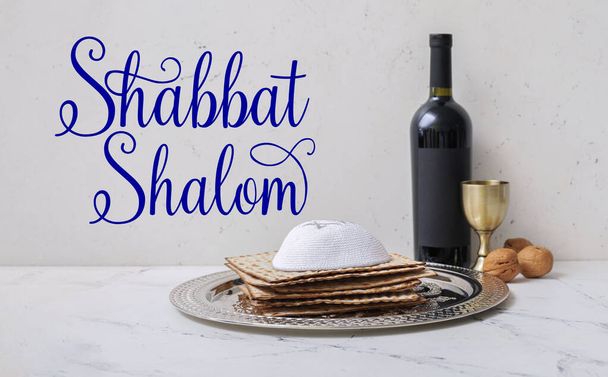 Levy matza, kippah ja viiniä pöydällä. Sapatti Shalom - Valokuva, kuva
