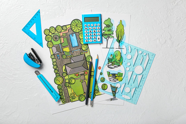Hojas de papel con bocetos para el diseño del paisaje y la papelería sobre fondo blanco - Foto, imagen