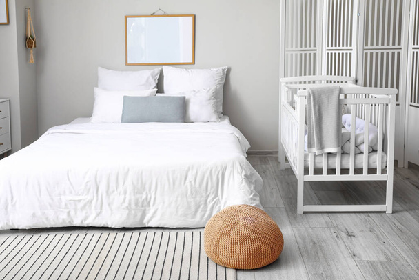Moderni sisustus viihtyisä huone, jossa iso sänky ja mukava vauvan pinnasänky - Valokuva, kuva