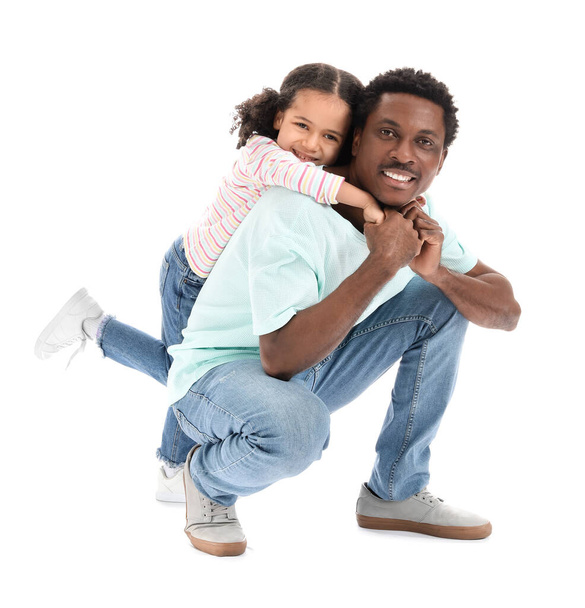 Porträt eines glücklichen afroamerikanischen Mannes und seiner kleinen Tochter auf weißem Hintergrund - Foto, Bild