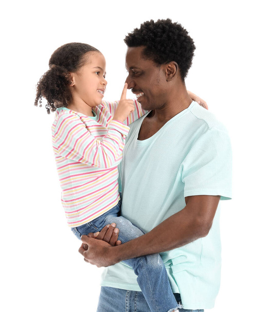 Retrato de un hombre afroamericano feliz y su hija pequeña sobre fondo blanco - Foto, Imagen