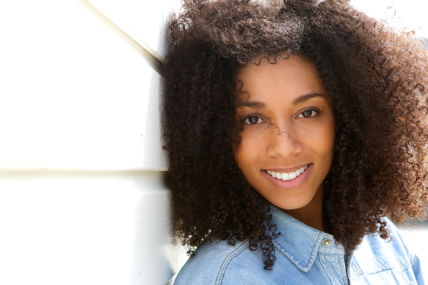 çekici genç siyah kadın gülümsüyor  - Fotoğraf, Görsel