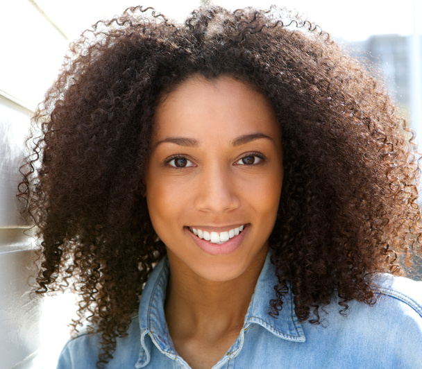 Bella giovane donna nera sorridente
 - Foto, immagini