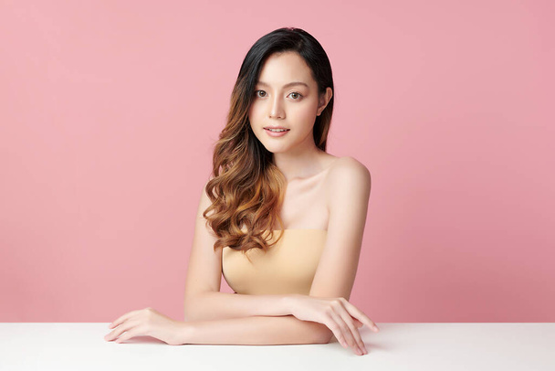Gyönyörű fiatal ázsiai nő tiszta friss bőr rózsaszín háttér, Arcápolás, Arckezelés, Kozmetológia, szépség és spa, ázsiai nők portré. - Fotó, kép