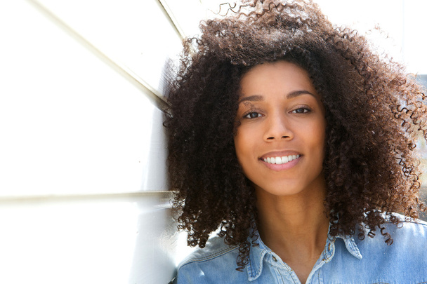 Mulher afro-americana atraente sorrindo
 - Foto, Imagem