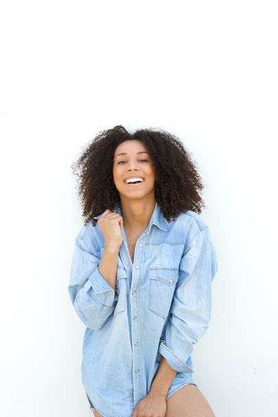 Africano americano mulher rindo no fundo branco
 - Foto, Imagem