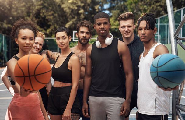 Lid worden van een team en een grotere gemeenschap. Portret van een groep sportieve jongeren die samen op een sportveld staan. - Foto, afbeelding
