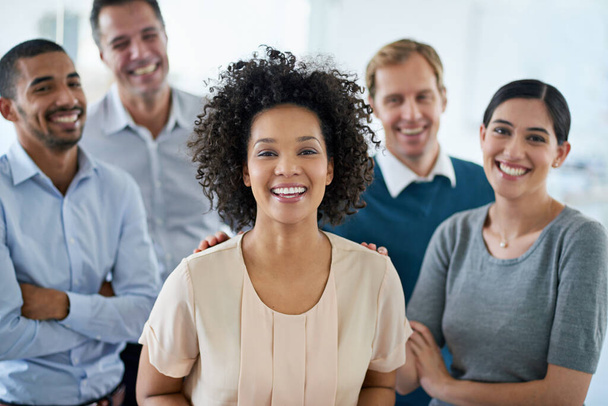 Позитивність призводить до продуктивності. Портрет групи різноманітних колег, що стоять в офісі
. - Фото, зображення
