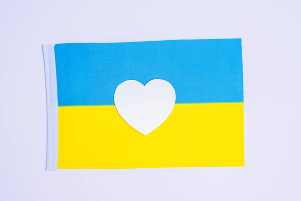 Podpora Ukrajiny ve válce s Ruskem, symbol Srdce s vlajkou Ukrajiny. Modlete se, žádná válka, zastavte válku a stůjte s Ukrajinou  - Fotografie, Obrázek