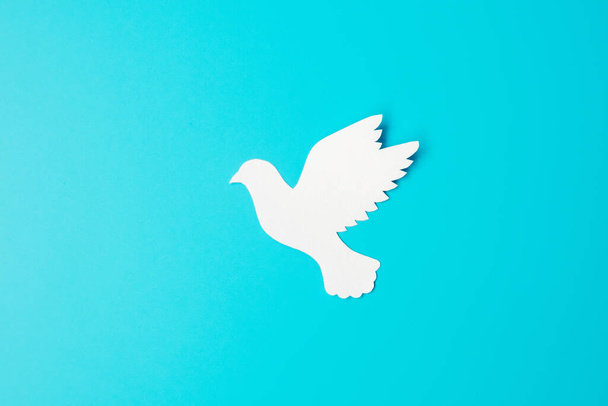International Day of Peace. white paper Dove bird on blue background. Freedom, Hope and World Peace day 21 September concepts. - 写真・画像