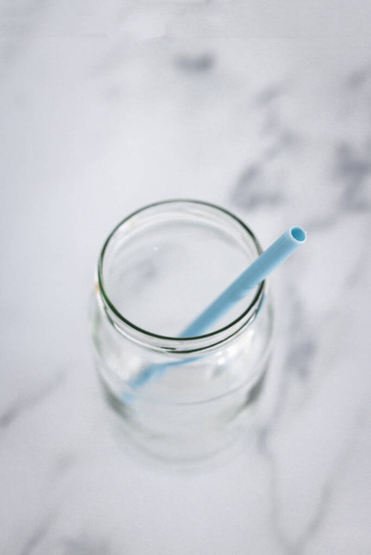 upcycled glass jar with silicon straws instead of plastic container and straws, concept of zero waste and environmentally conscious choices - Foto, Imagem