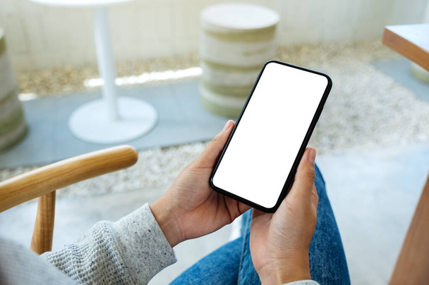 Mockup kép egy nő kezében mobiltelefon üres fehér asztali képernyő  - Fotó, kép