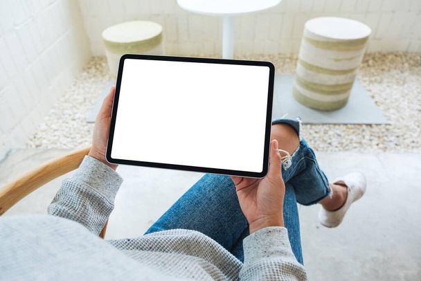 Imagen burlona de una mujer sosteniendo PC tableta negro con pantalla de escritorio blanco en blanco
 - Foto, Imagen