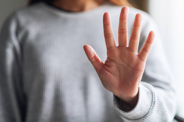lähikuva naisen ojennetun käden ja osoittaa stop-käsi merkki tai numero viisi käsi merkki - Valokuva, kuva