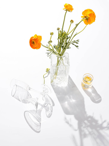 glass vase with flowers on white background - Foto, Bild