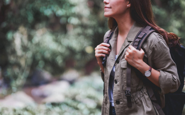 Egy női utazó hátizsákkal séta a hegyi patak a túra koncepció - Fotó, kép