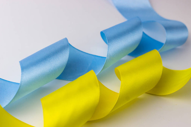 Bandera de Ucrania de cintas de satén: rayas de colores azul y amarillo - Foto, imagen