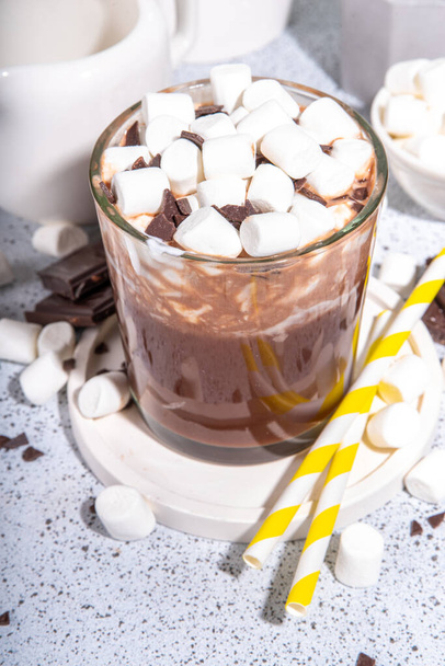 Освежающий коктейль "Горячий шоколад со льдом", молочный шоколадный холодный напиток с зефиром, белое пространство для копирования - Фото, изображение