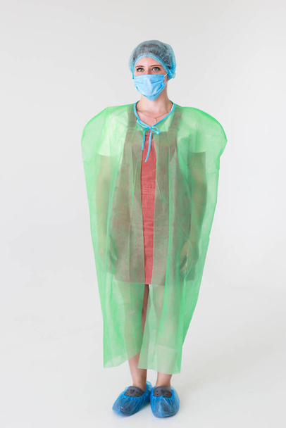 Jednorázová lékařská uniforma chrání před viry a bakteriemi - Fotografie, Obrázek