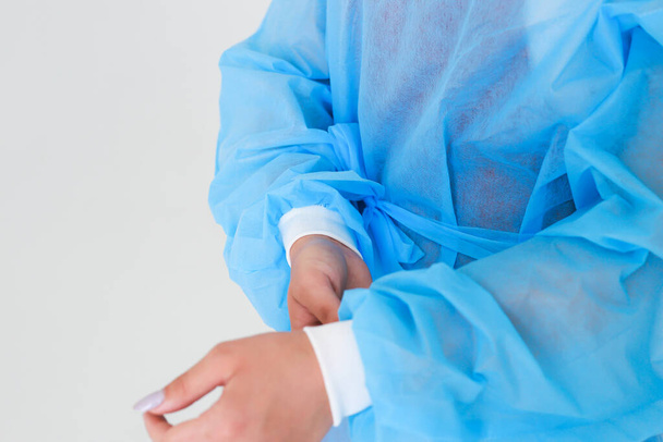 Одноразовая медицинская униформа защищает от вирусов и бактерий - Фото, изображение