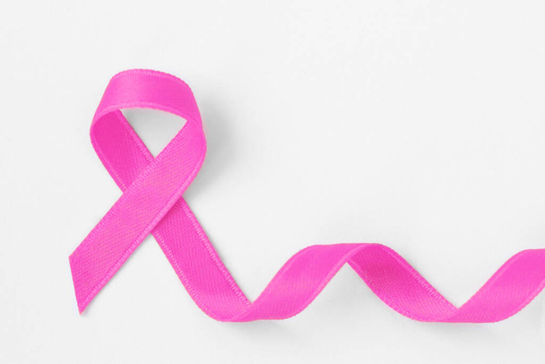 Pinkfarbenes Band auf weißem Hintergrund - Brustkrebs-Konzept - Foto, Bild