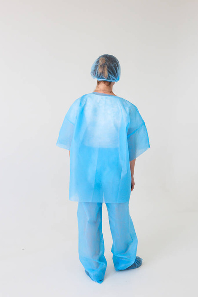Az egyszer használatos orvosi egyenruha védelmet nyújt a vírusok és baktériumok ellen - Fotó, kép