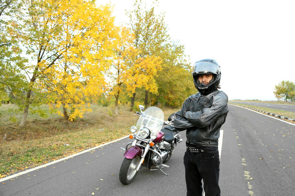 バイカー男と彼の自転車、屋外 - 写真・画像