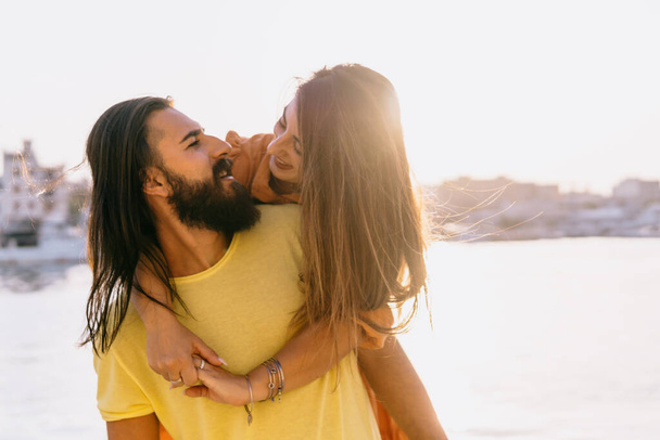 Casal feliz em férias de verão abraçando um ao outro - amor, pessoas e conceito de estilo de vida - espaço de cópia à direita - Foto, Imagem