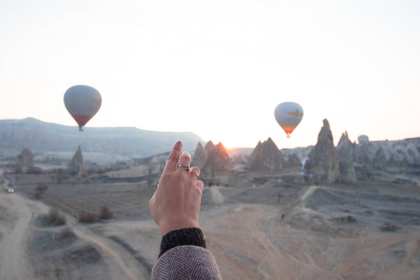 Vrouwen hand en zicht vanuit de ballonmand. Ballonvaart in Cappadocië. - Foto, afbeelding