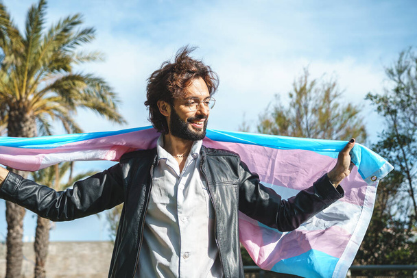 Счастливчик с флагом ЛГБТ - Фото, изображение