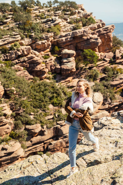 girl on the rocky mountain Garbi in Spain - Foto, immagini