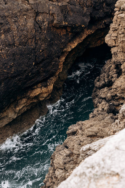 Η φύση. Ωκεάνια κύματα στο φαράγγι των βράχων. Πορτογαλία - Φωτογραφία, εικόνα