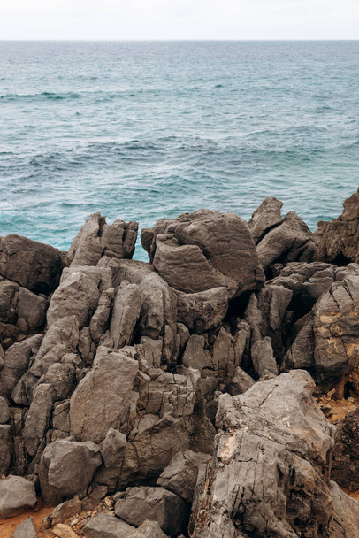 Natureza. Ondas oceânicas no desfiladeiro das rochas.Portugal - Foto, Imagem