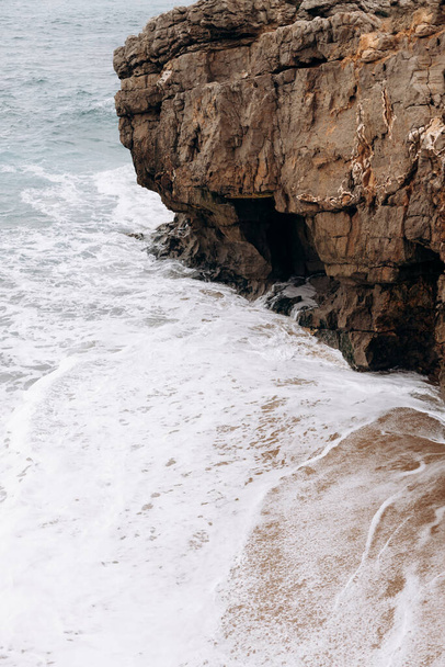 De natuur. Oceaangolven in de kloof van rotsen.Portugal - Foto, afbeelding