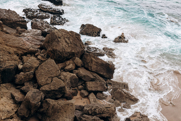 Η φύση. Ωκεάνια κύματα στο φαράγγι των βράχων. Πορτογαλία - Φωτογραφία, εικόνα