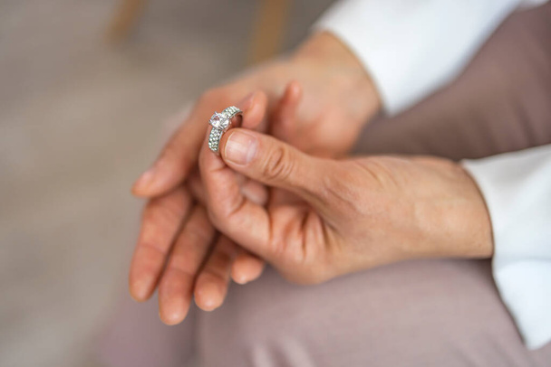 woman holding wedding ring - Foto, afbeelding