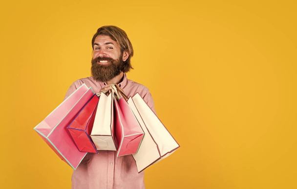sale and discount. mature hipster with beard hold present pack. brutal caucasian hipster with gift. male go shopping with purchase. successful shopaholic. bearded man ready for holiday. copy space - Foto, Imagem