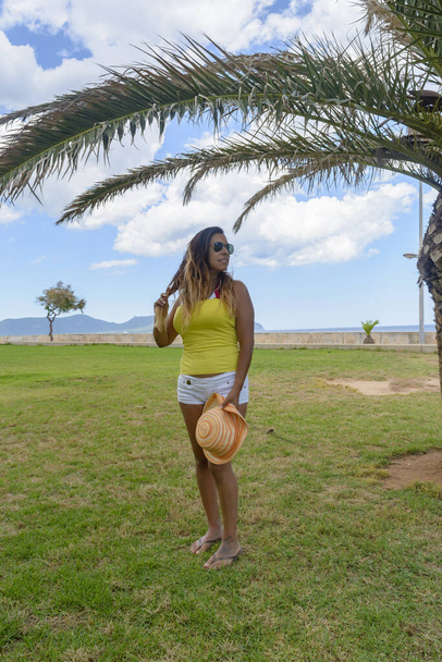hermosa y feliz mujer latina con el pelo largo sonriendo, pasándolo bien, de vacaciones en mallorca concepto de vacaciones - Foto, imagen
