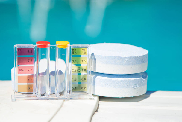 kit de nettoyage et d'entretien de piscine avec comprimés de chlore - Photo, image