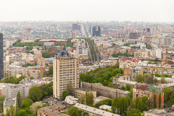Ucrânia, Kiev 02 de maio de 2015: Vista panorâmica aérea na parte central de Kiev de um telhado de um edifício alto - Foto, Imagem