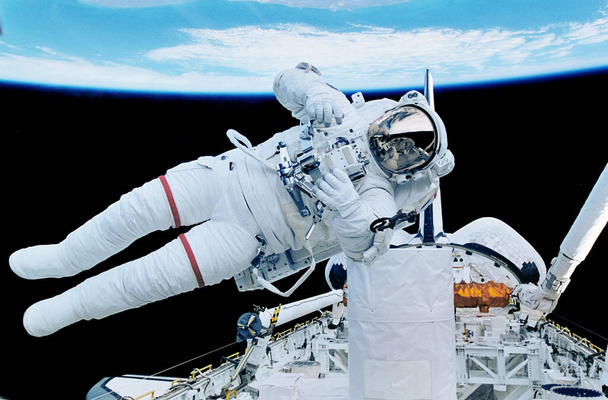 Космонавт и космический корабль. Элементы этого изображения предоставлены НАСА. - Фото, изображение