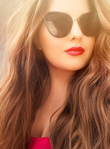 Ritratto di bellezza estivo, bella donna che indossa occhiali da sole, moda e look glamour - Foto, immagini